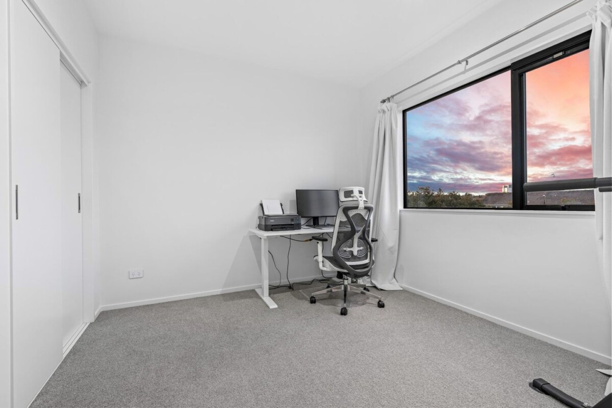 3 beds 2.5 baths home with car park, Approximately 8-minute walk to Henderson Train Station, minutes to schools, shops, 37 Eileen Newey Place, Henderson, Auckland