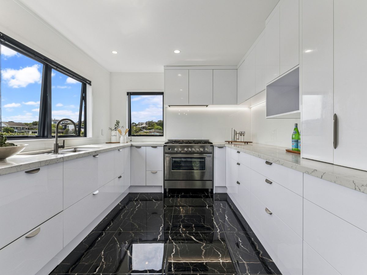 For rent, Fully renovated 3 beds 2 baths house with 3 garage parking spaces, plus additional parking for boat and caravan, Available Now, 7 Markham Place, Bucklands Beach, Auckland