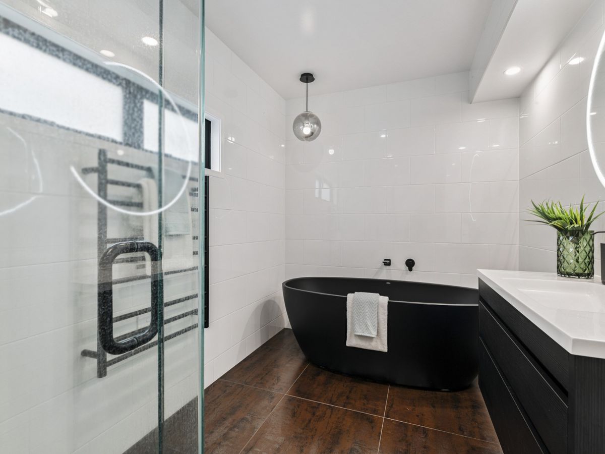 For rent, Fully renovated 3 beds 2 baths house with 3 garage parking spaces, plus additional parking for boat and caravan, Available Now, 7 Markham Place, Bucklands Beach, Auckland