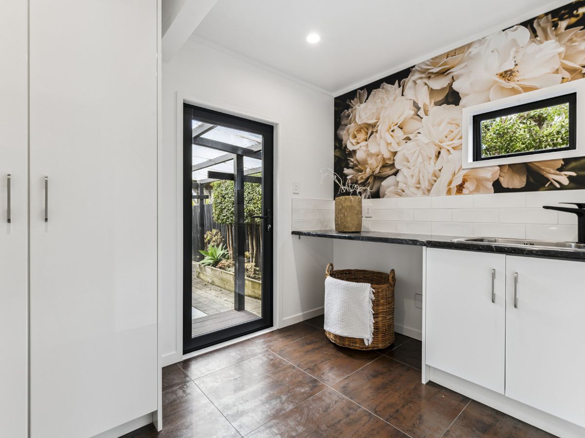 For rent, Fully renovated 3 beds 2 baths house with 3 garage parking spaces, plus additional parking for boat and caravan, Available Now, 7 Markham Place, Bucklands Beach, Auckland