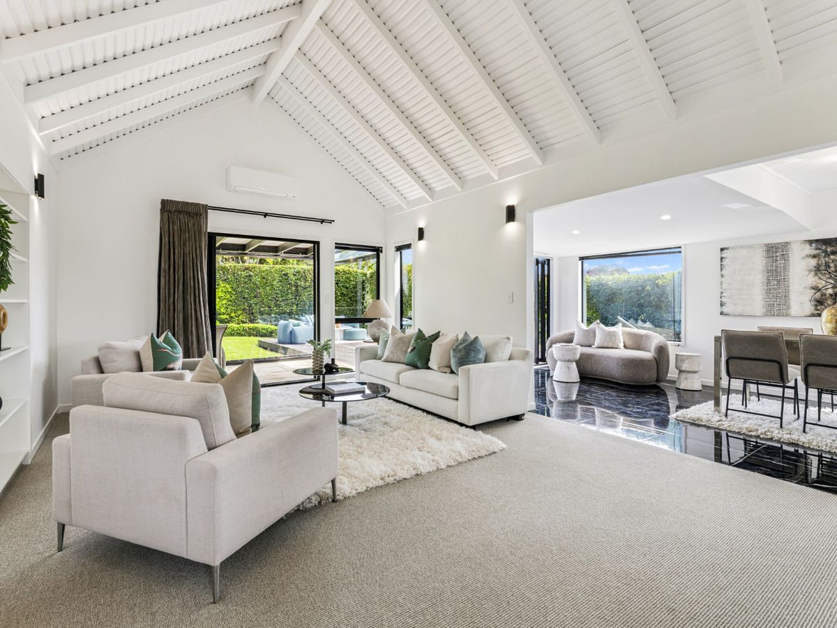 For rent, Fully renovated 3 beds 2 baths house with 3 garage parking spaces, plus additional parking for boat and caravan, Available Now, 7 Markham Place, Bucklands Beach, Auckland