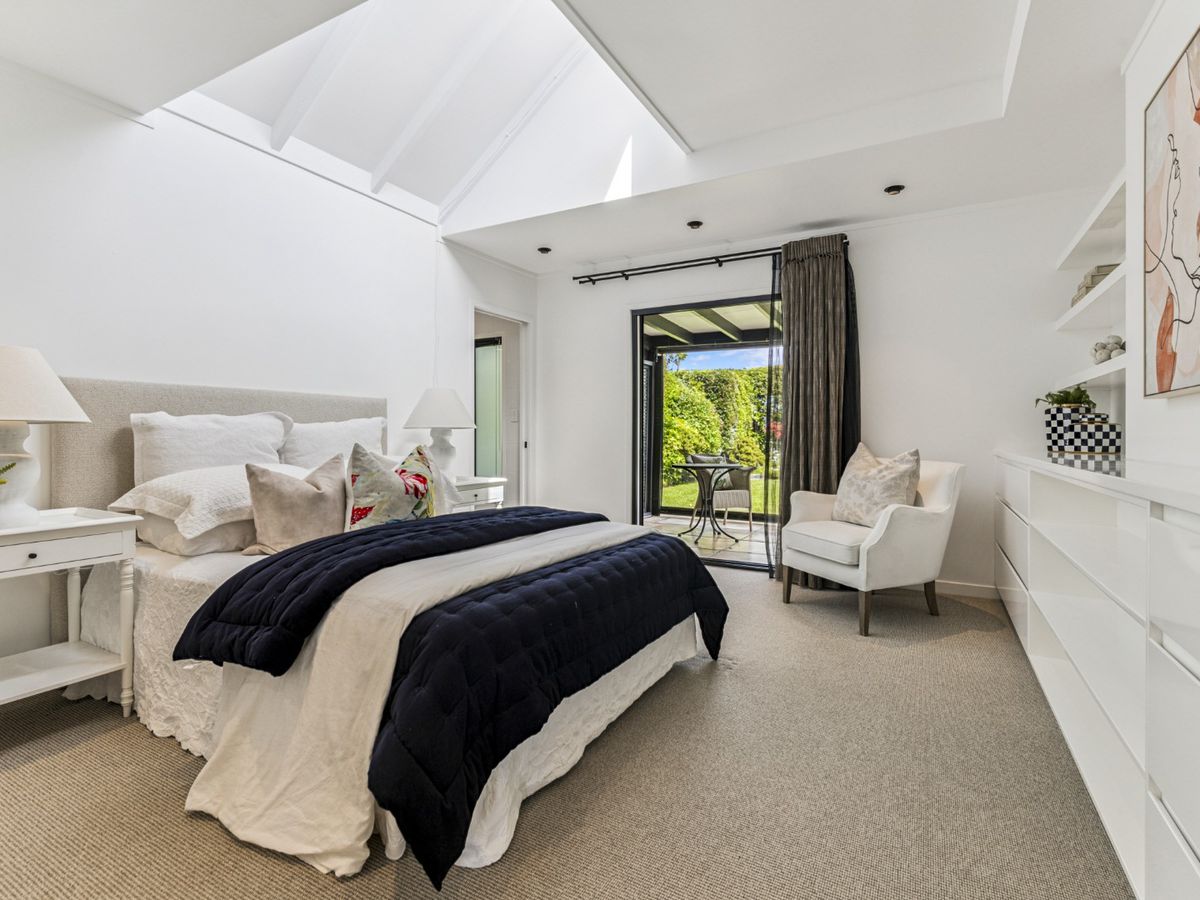 For rent, Fully renovated 3 beds 2 baths house with 3 garage parking spaces, plus additional parking for boat and caravan, Available Now, 7 Markham Place, Bucklands Beach, Auckland