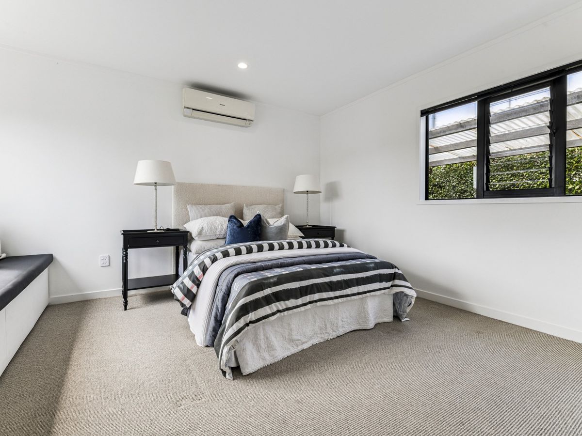 For rent, Fully renovated 3 beds 2 baths house with 3 garage parking spaces, plus additional parking for boat and caravan, Available Now, 7 Markham Place, Bucklands Beach, Auckland
