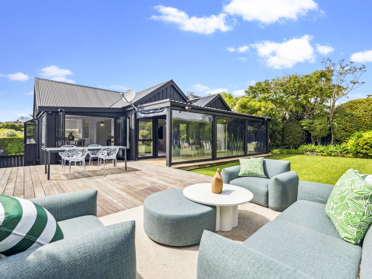 For rent, Fully renovated 3 beds 2 baths house with 3 garage parking spaces, plus additional parking for boat and caravan, Available Now, 7 Markham Place, Bucklands Beach, Auckland