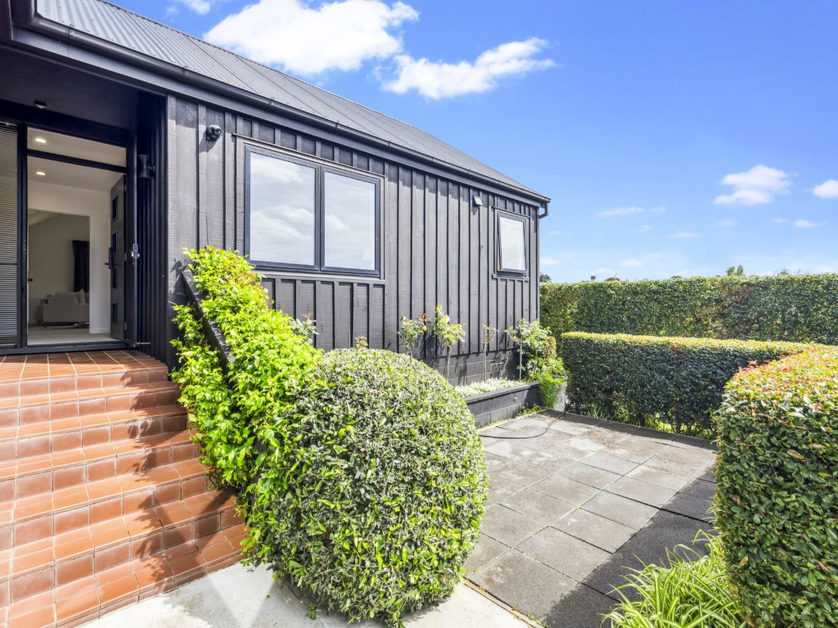 For rent, Fully renovated 3 beds 2 baths house with 3 garage parking spaces, plus additional parking for boat and caravan, Available Now, 7 Markham Place, Bucklands Beach, Auckland