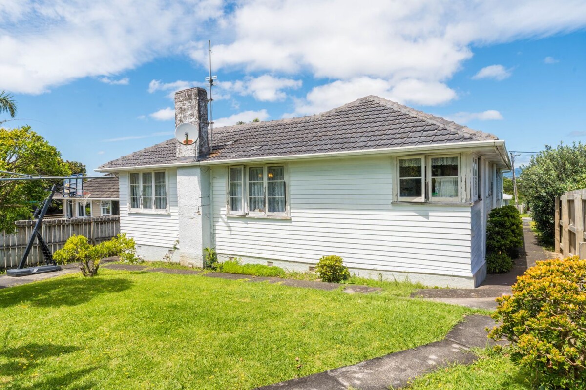 Once over 30 years, 3 beds house on 938m2 section, 13 Waione Avenue, Te Atatu Peninsula, Auckland