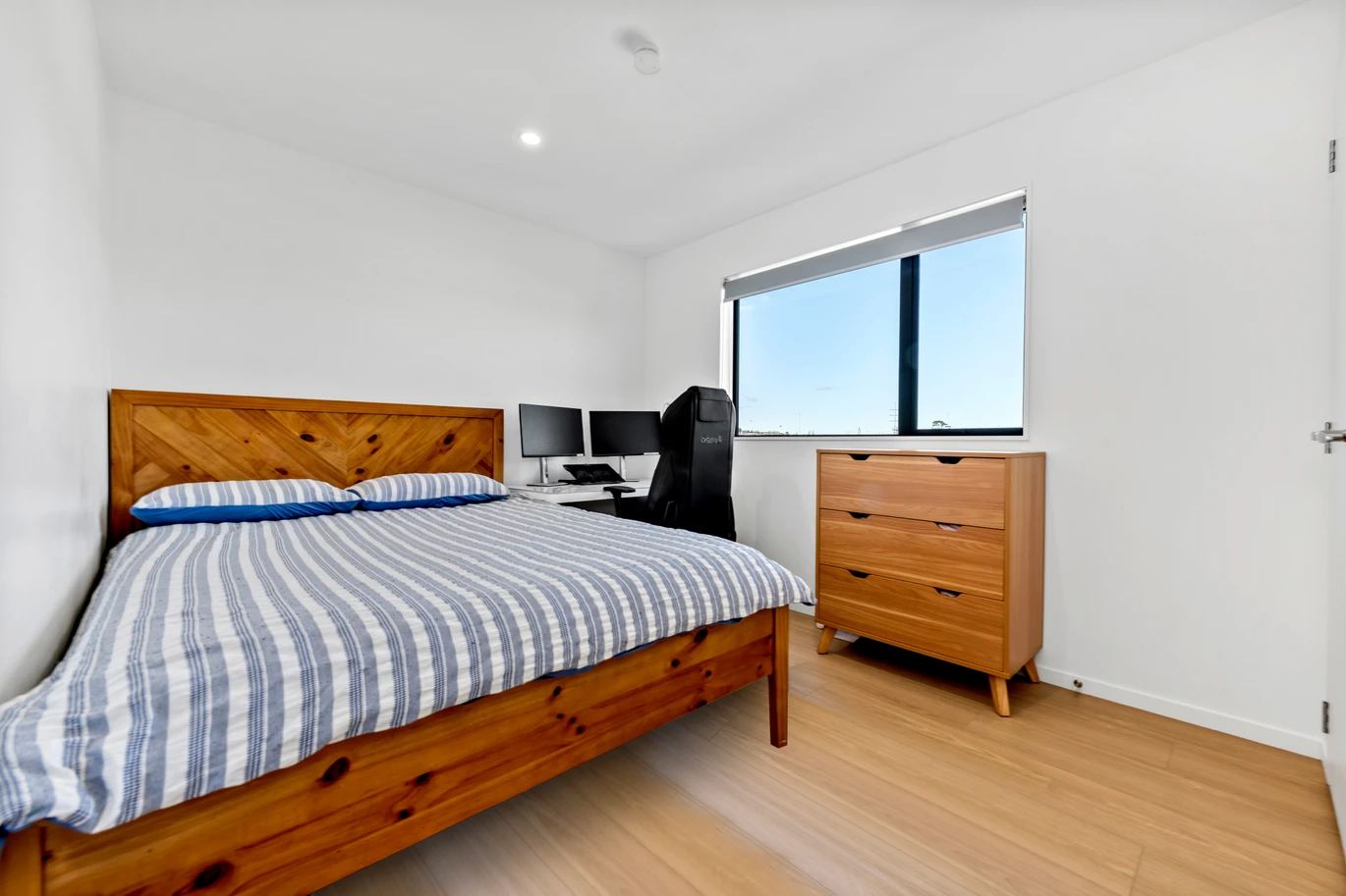 Freehold 4 beds 3.5 baths home with garage and 2 ensuites, located opposite Pakuranga Plaza, 1/45 Dale Crescent, Pakuranga, Auckland
