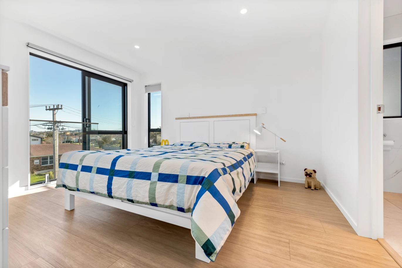 Freehold 4 beds 3.5 baths home with garage and 2 ensuites, located opposite Pakuranga Plaza, 1/45 Dale Crescent, Pakuranga, Auckland