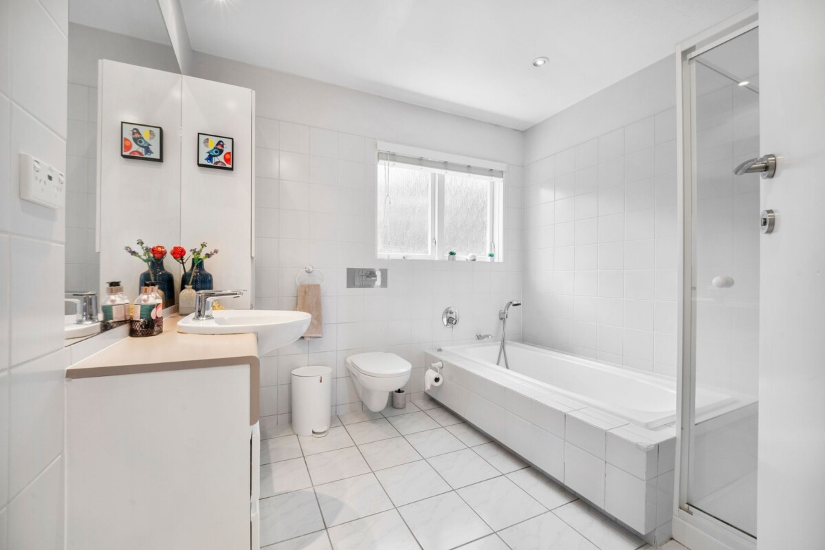 309m2 4 beds 2.5 baths house with triple garage and swimming pool on 1057m2 section, zoned for Meadowbank School, Remuera Intermediate, Baradene College, Selwyn College and Glendowie College, 9 Stoneyroyd Gardens, Remuera, Auckland