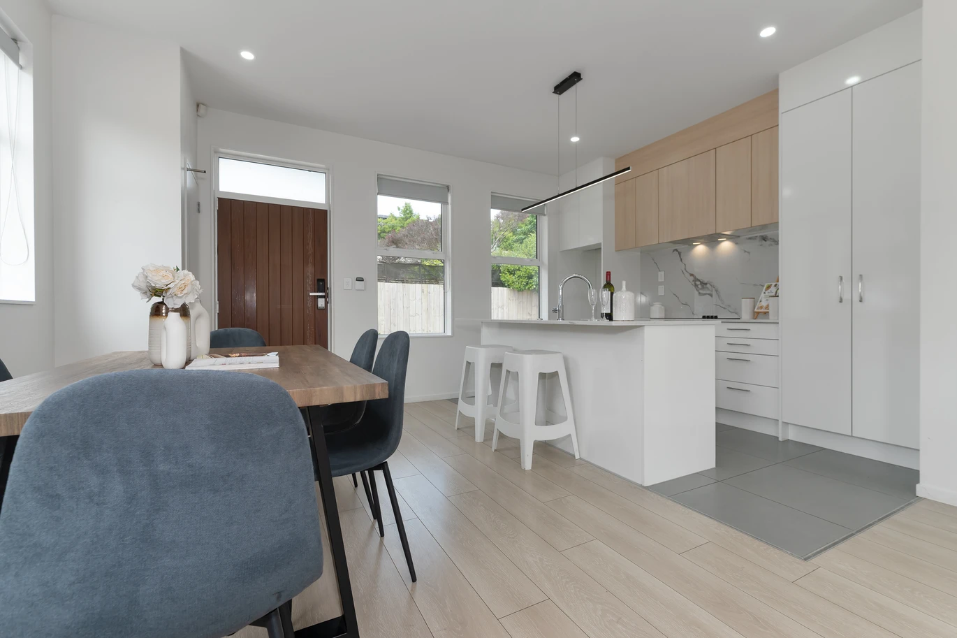 Standalone 4 beds 2.5 baths home with 2 car parks on 162m2 section, close to schools, shops, motorway access, Paradise Ice Skating, Akarana & Titirangi Golf Clubs, 29 Whautapu Cour,t Avondale, Auckland