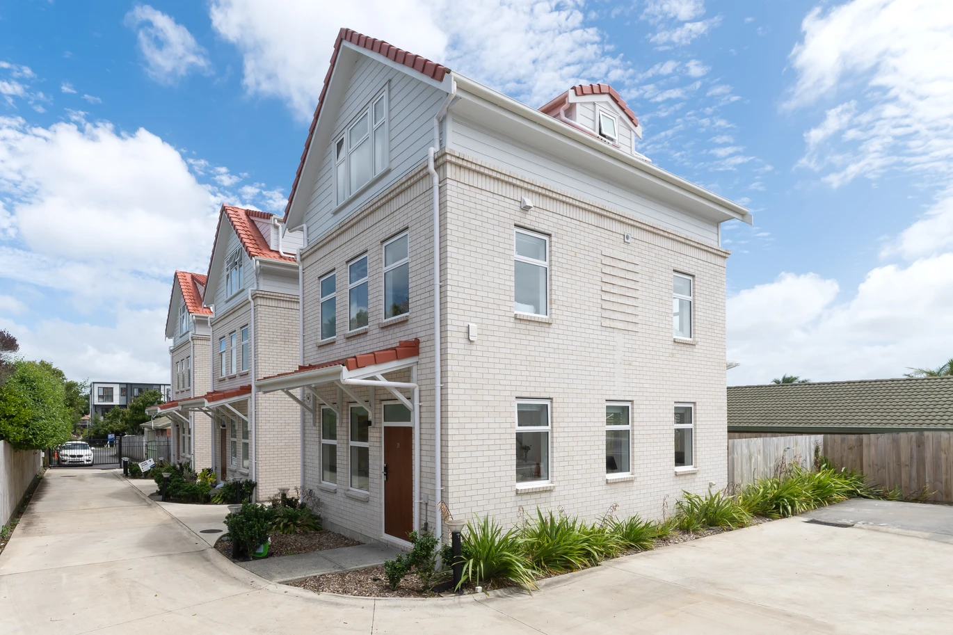 Standalone 4 beds 2.5 baths home with 2 car parks on 162m2 section, close to schools, shops, motorway access, Paradise Ice Skating, Akarana & Titirangi Golf Clubs, 29 Whautapu Cour,t Avondale, Auckland
