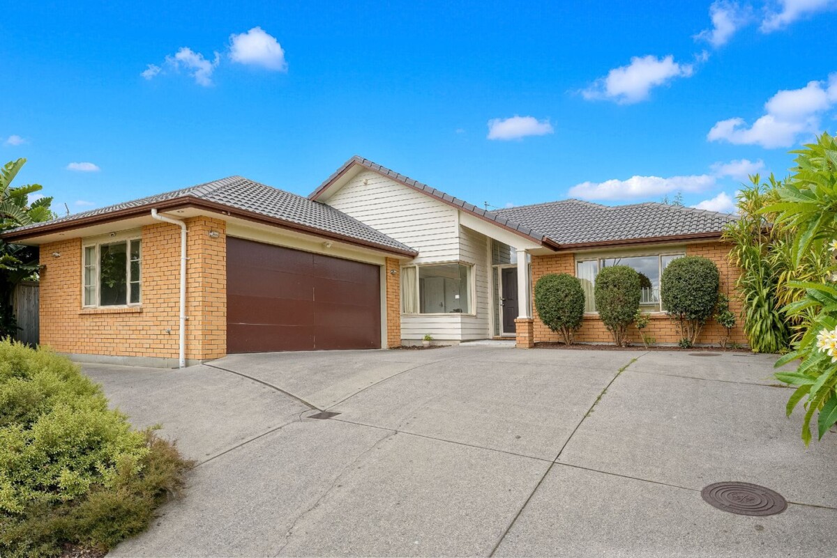 217m2 Brick and tile 5 beds 2 baths house with double garage on 527m2 section, Short walk to Lake Panorama, Close to local shops and quality schools, 24 Sapperton Drive, Henderson, Auckland