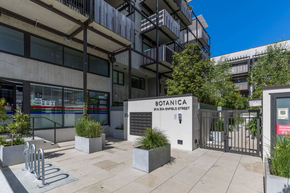 Auckland Grammar school zone, 96m2 top floor 2 beds + 1 flexi room 2 baths 1 car park apartment, Located within the award-winning 2019 Botanica Apartments, 305/30 Enfield Street, Mount Eden, Auckland
