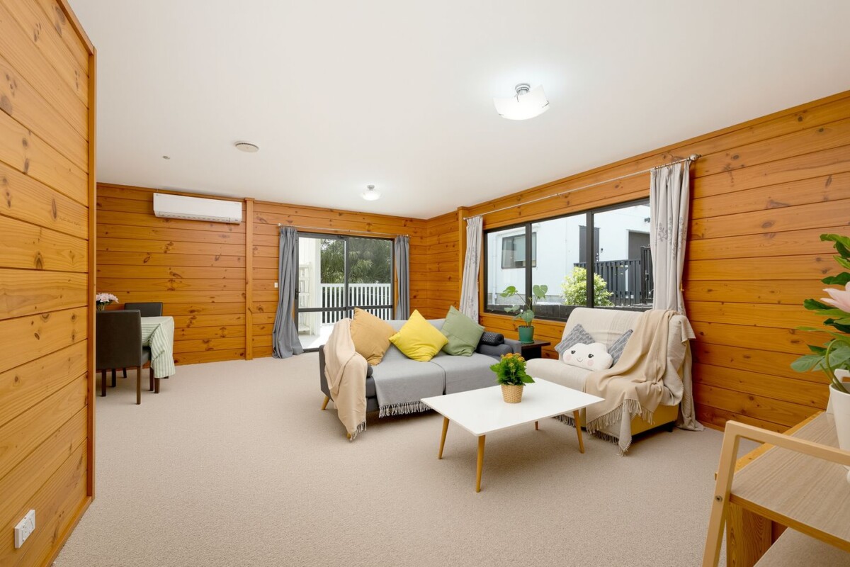 Standalone 3 beds house with garage and car parks, close to WestCity Waitakere Mall, Lincoln Road Shopping Centre, local schools, 5/7 Duncan Avenue, Te Atatu South, Auckland
