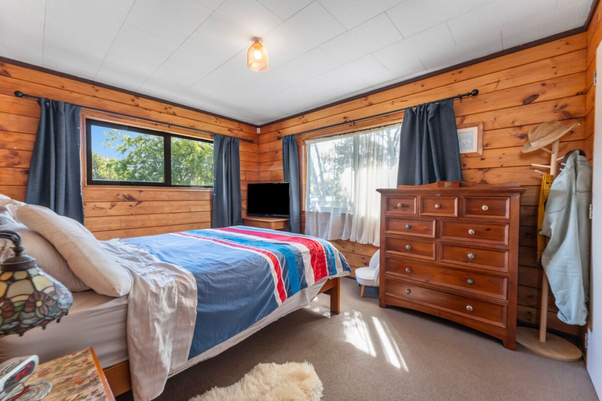 Separation = Opportunity for First Home Buyer, 3 beds house with carport on 1/2 share of 703sqm section, minutes from Birkenhead Shopping Mall and local amenities right in the heart of Birkdale, 1/32 Gatman Street, Birkdale, Auckland