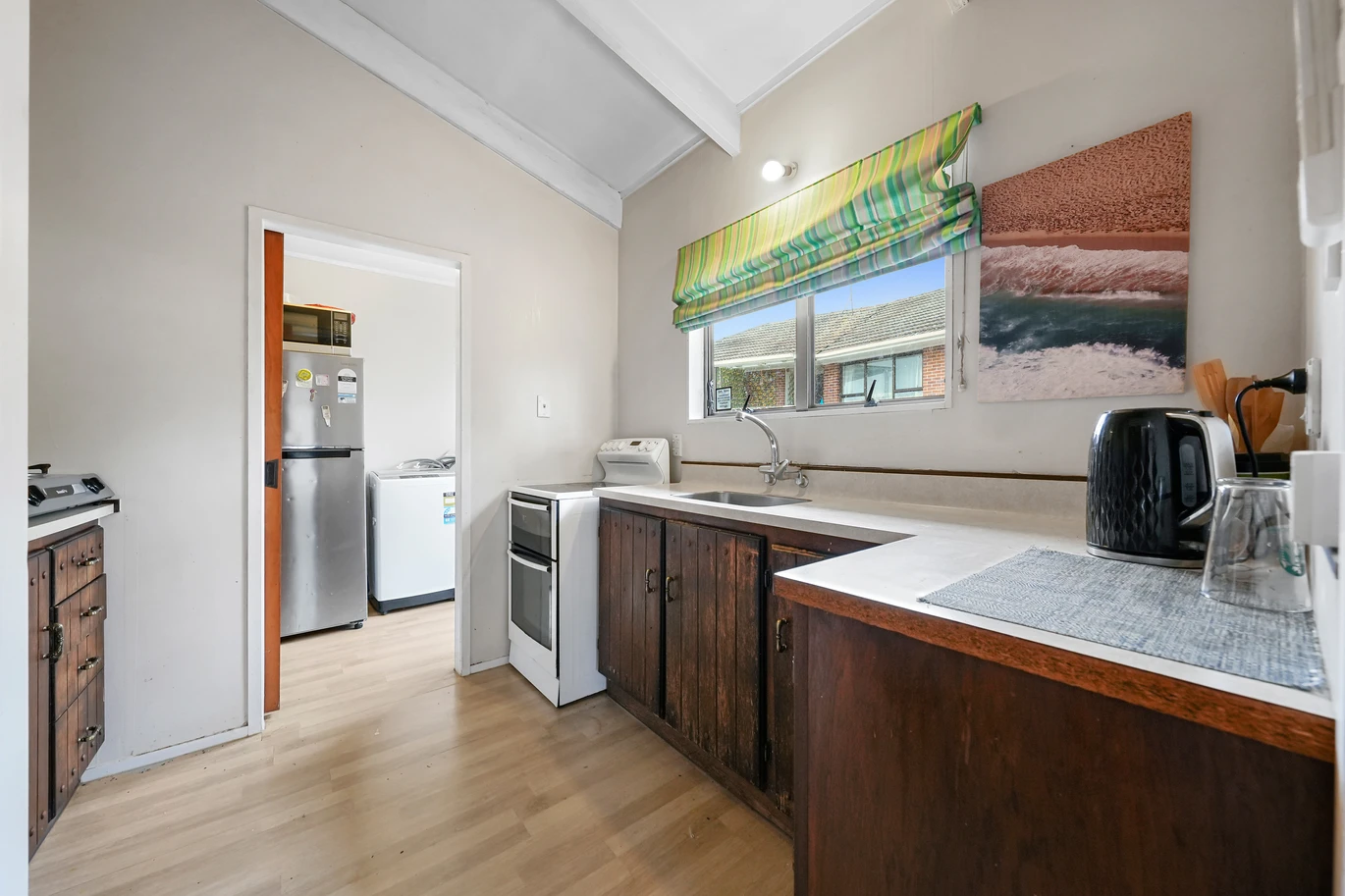 2 beds 1 bath house with garage, just moments from Papatoetoe Train Station and Papatoetoe Shopping Centre, and zoned for Kedgley Intermediate, Papatoetoe North School, and Aorere College, 1/40A Park Avenue, Papatoetoe, Auckland
