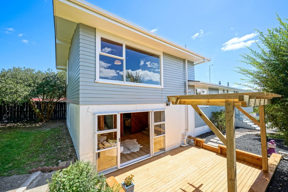 Owner’s circumstances changes, 200m2 Fully renovated and transformed 5 beds 3 baths house with double garage on 782m2 section, with 2 beds 1 bath 1 living space separate income wing, close to schools, Pak’nSave, Countdown, Mitre 10, West City Mall, and Northwest Shopping Centre, 2 Coburg Street, Henderson, Auckland