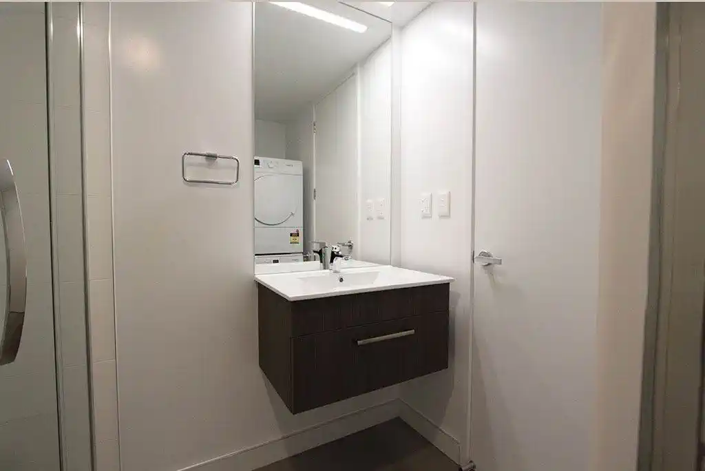 Motivated Vendor, Pet-friendly building, zoned for and 0.6 km to Auckland Girls’ Grammar School, 47m2 Freehold 1 bed + 1 flexi room 1 car park apartment, 102B/147 Nelson Street, City Centre, Auckland