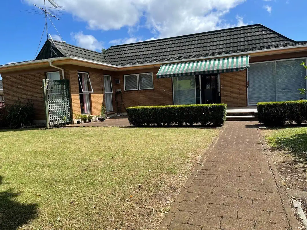 For rent 3 beds 2 baths house with a Sperate shed/storage house, within desirable school zones, available now, 14 Imogene Way, Half Moon Bay, Auckland