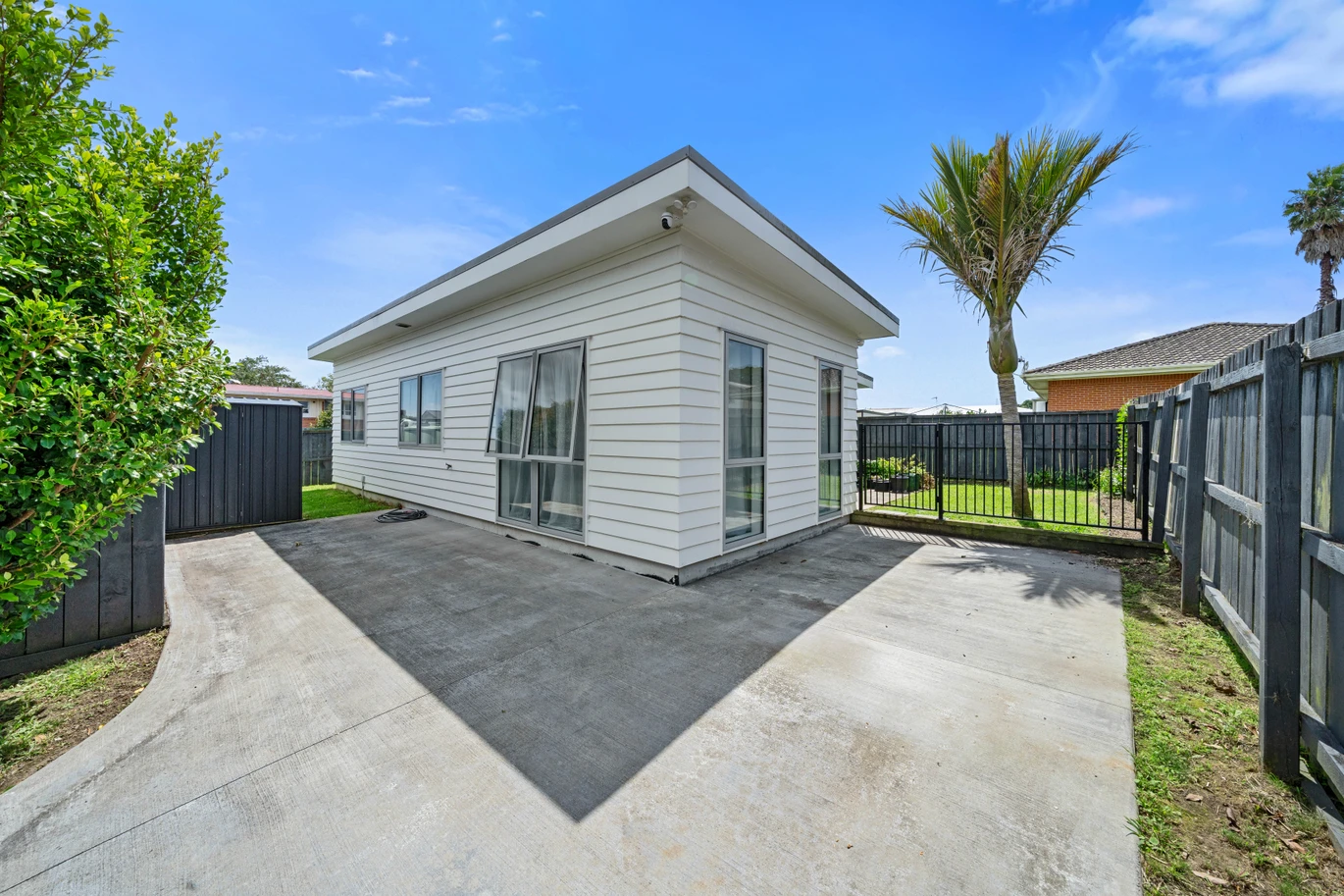 2 standalone 3-beds dwellings on one title and 675m2 section, Both homes are in great condition, minutes from Otahuhu Town Centre, close to schools, motorway access, Sylvia Park Shopping Centre, 32 Hutton Stree, Otahuhu, Auckland