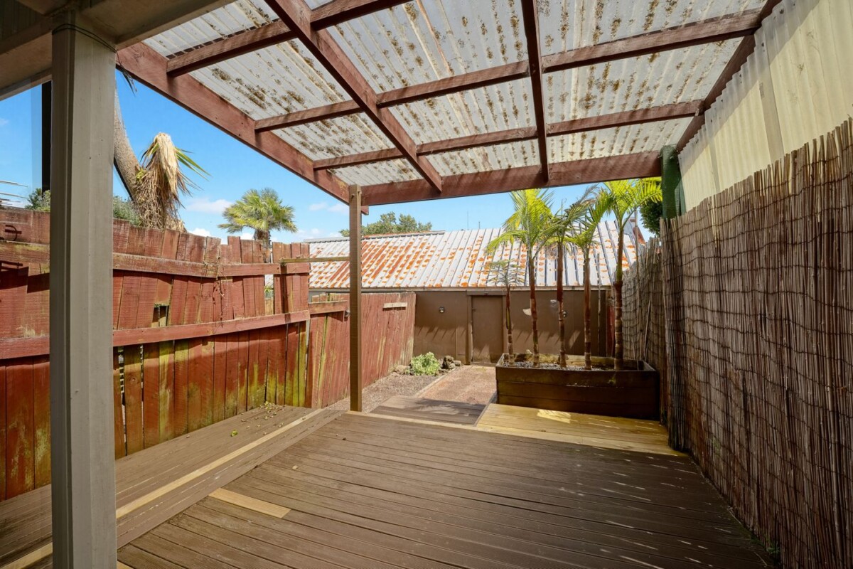 2 beds 1 bath home with garage and garden, With no annual body corporate/society fees, close to school, supermarket, shops, train station, 5/106 West Coast Road, Glen Eden, Auckland