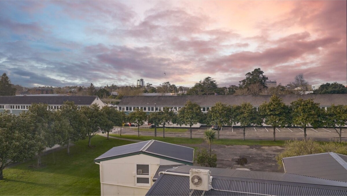 3 beds 2.5 baths home with car park, Approximately 8-minute walk to Henderson Train Station, minutes to schools, shops, 37 Eileen Newey Place, Henderson, Auckland