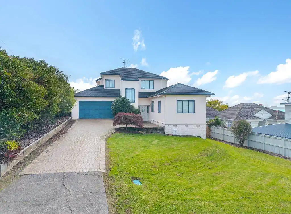 Zone for and 1.8 km to Macleans College, 4 beds 2.5 baths house with sea views on 1014m2 section, Currently operating as an Airbnb, 10 Beach Road, Mellons Bay, Auckland
