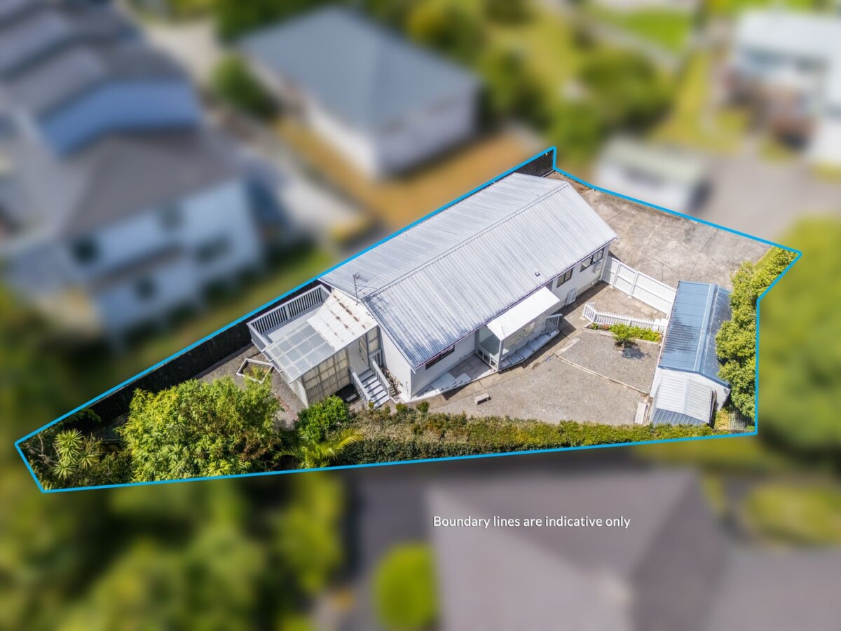 Standalone 3 beds house with garage and car parks, close to WestCity Waitakere Mall, Lincoln Road Shopping Centre, local schools, 5/7 Duncan Avenue, Te Atatu South, Auckland