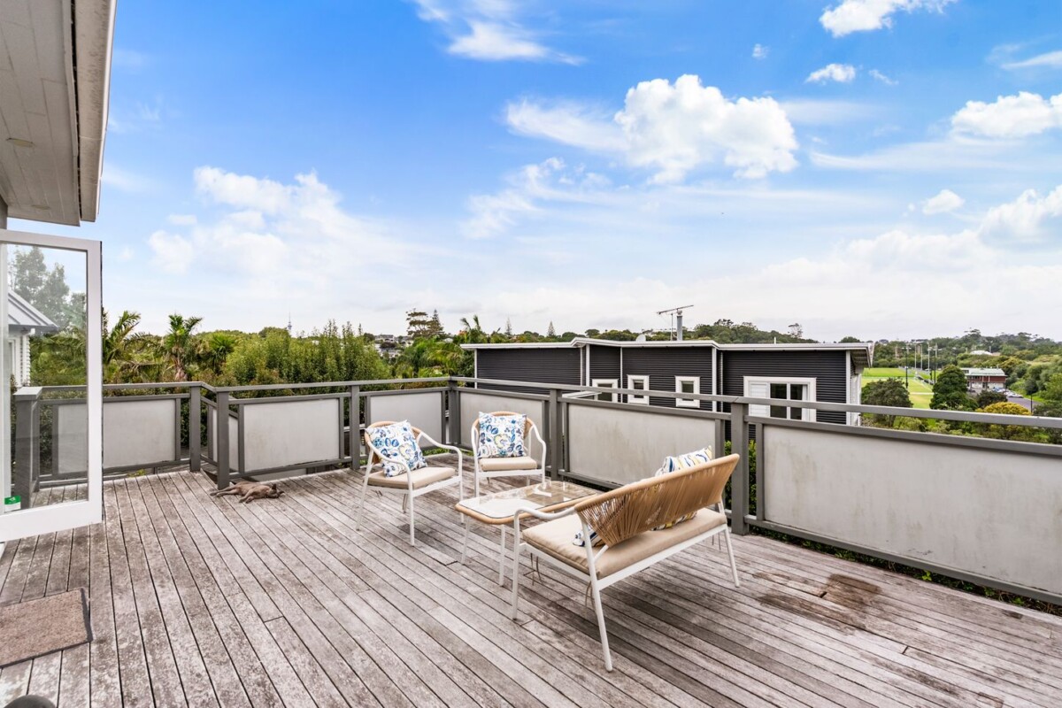 Owners now overseas, upgraded 3 beds 1.5 baths house with car park on 505m2 section, central heating , Set on an elevated site in one of Westmere’s most sought-after streets, sweeping views across Meola Reef and out to Seddon Fields, 22 Sunny Brae Crescent, Westmere, Auckland