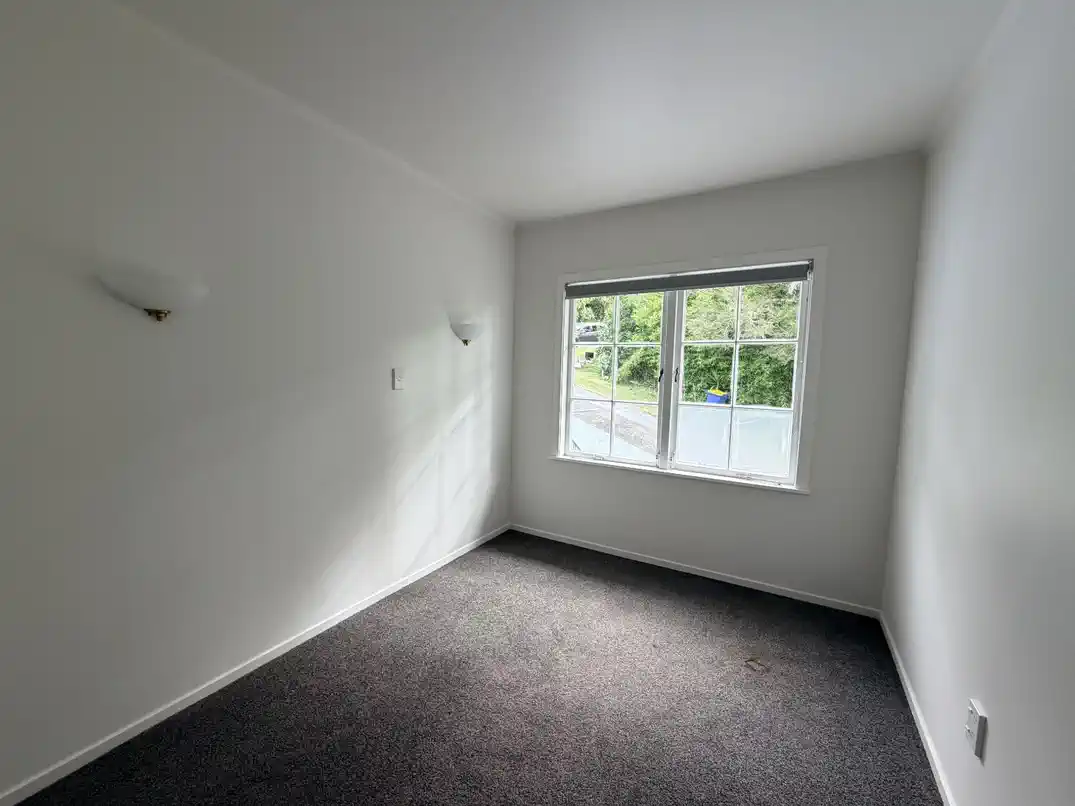 For rent, Dual-Living, 2 x 3 beds with swimming pool, 3 beds 1.5 bath 1 kitchen 1 living upstairs, 3 beds 1 bath 1 practical kitchenette downstairs, Available from: Monday, February 23, 30 Glencourt Place, Glenfield, Auckland
