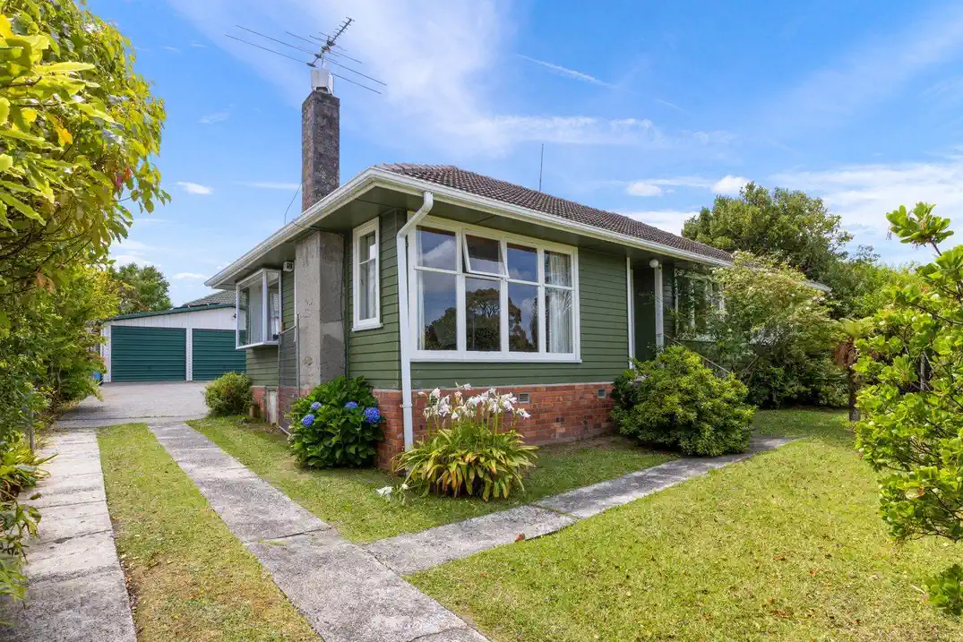 3 beds house on 812m2 section, RC Submitted for 5 new 4 beds home with garage, can be sold with or without the RC, 0.5 km to Peninsula Primary School, 0.6 km to Matipo Road School and Te Atatu Intermediate, 65 Kervil Avenue, Te Atatu Peninsula, Auckland