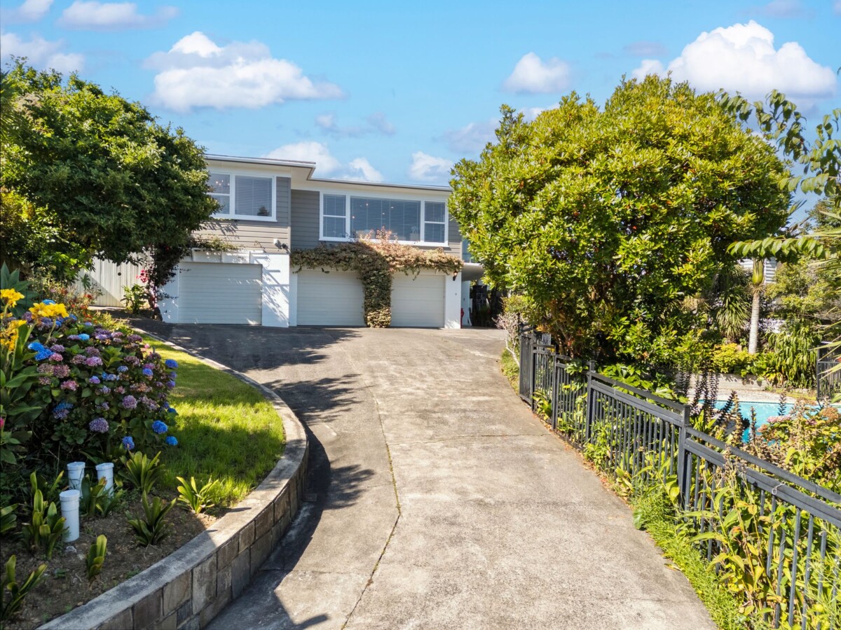 309m2 4 beds 2.5 baths house with triple garage and swimming pool on 1057m2 section, zoned for Meadowbank School, Remuera Intermediate, Baradene College, Selwyn College and Glendowie College, 9 Stoneyroyd Gardens, Remuera, Auckland