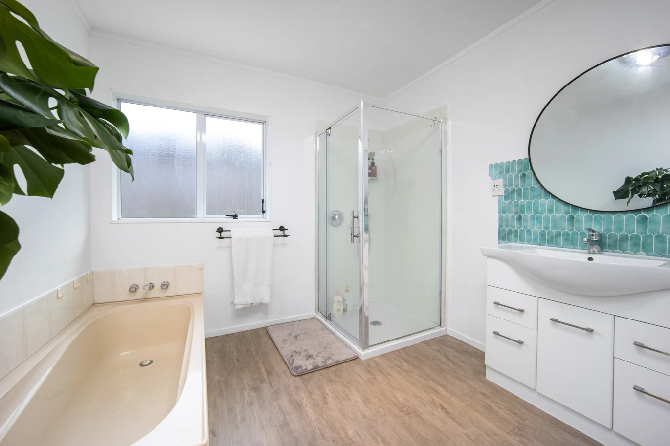 Brick and tile 3 beds house with garage on 503m2 section, close to local schools, shops, and community facilities, 3 Lanier Place, Glendene, Auckland
