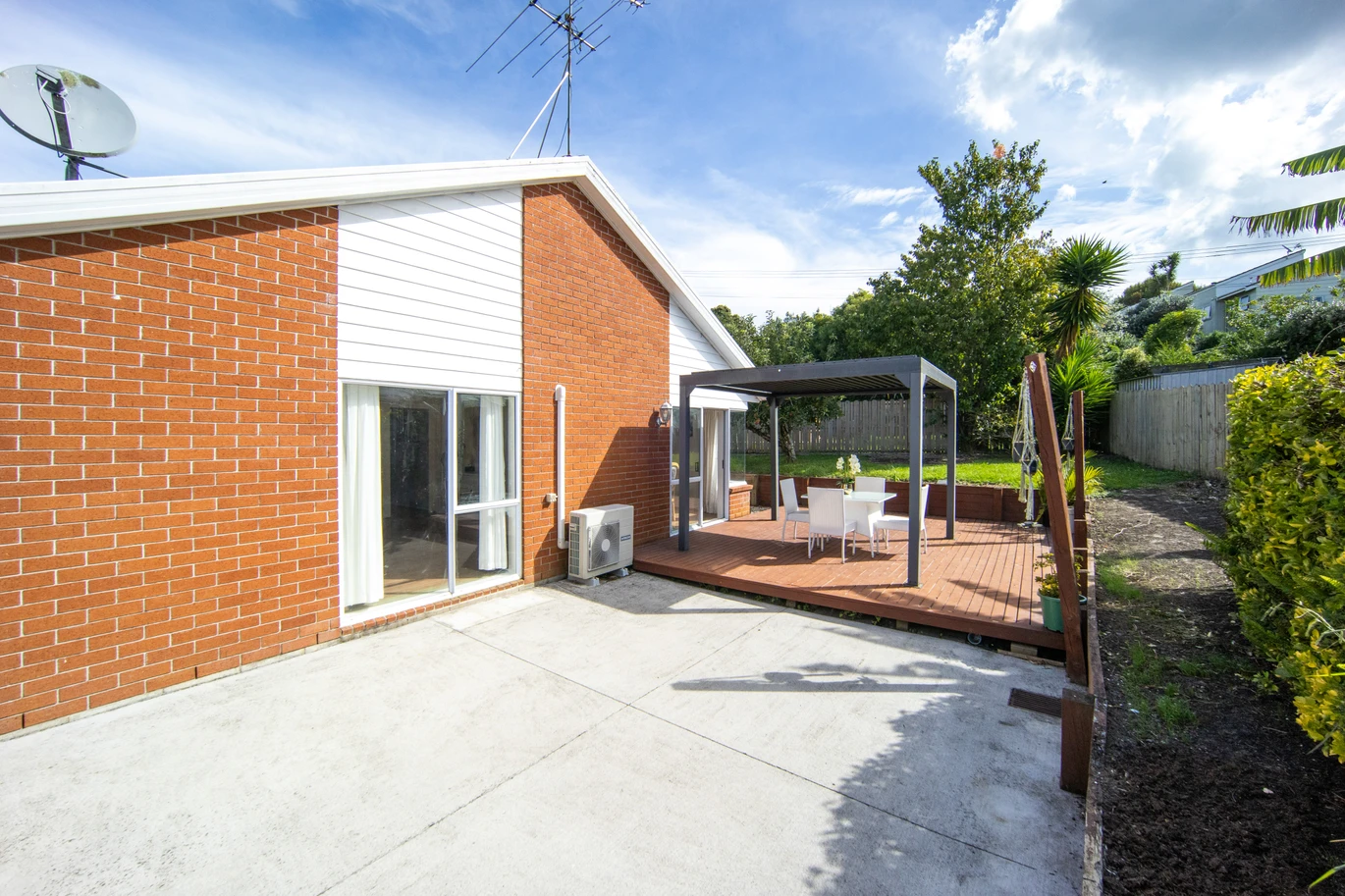 Brick and tile 3 beds house with garage on 503m2 section, close to local schools, shops, and community facilities, 3 Lanier Place, Glendene, Auckland
