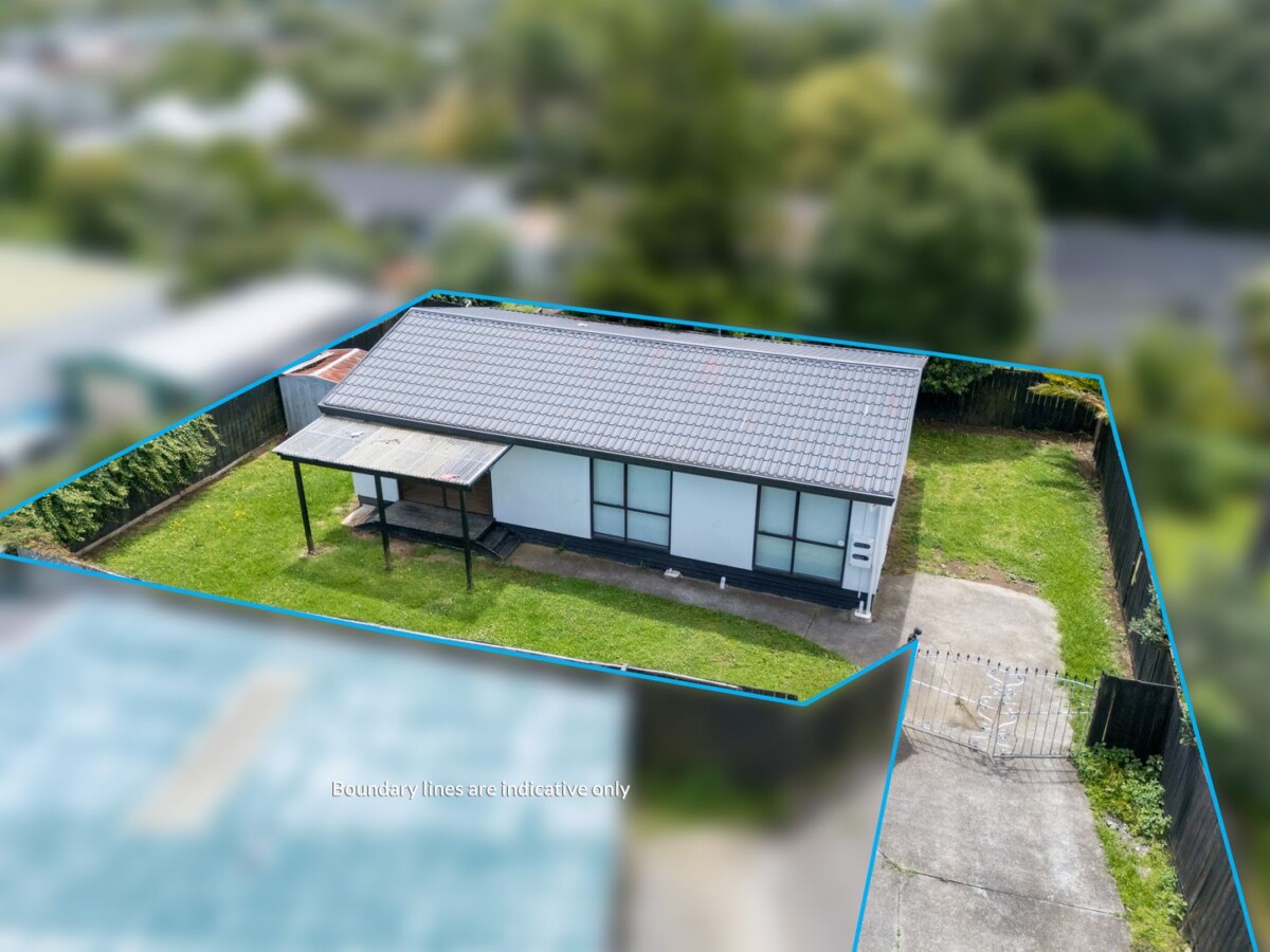 3 beds home, do-up, Just a short stroll to the rail station, 2/16 Cameron Place, Ranui, Auckland