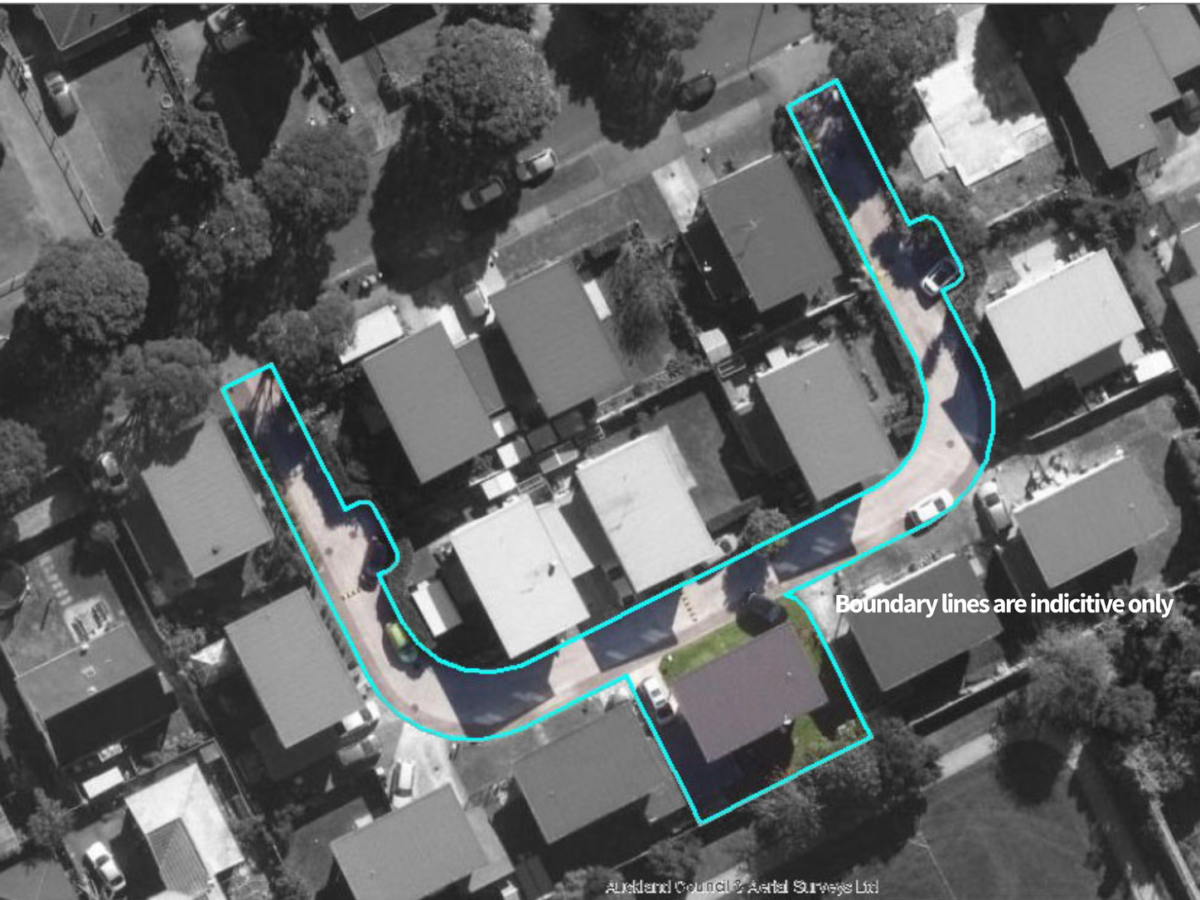 MORTGAGEE SALE, 147m2 4 beds 1.5 baths home with garage on 242m2 section, The home is in need of a general tidy, close to Great North Road, the North-Western Motorway, Avondale College, public transport, and local amenities, 7 Whau Crescent, Avondale, Auckland