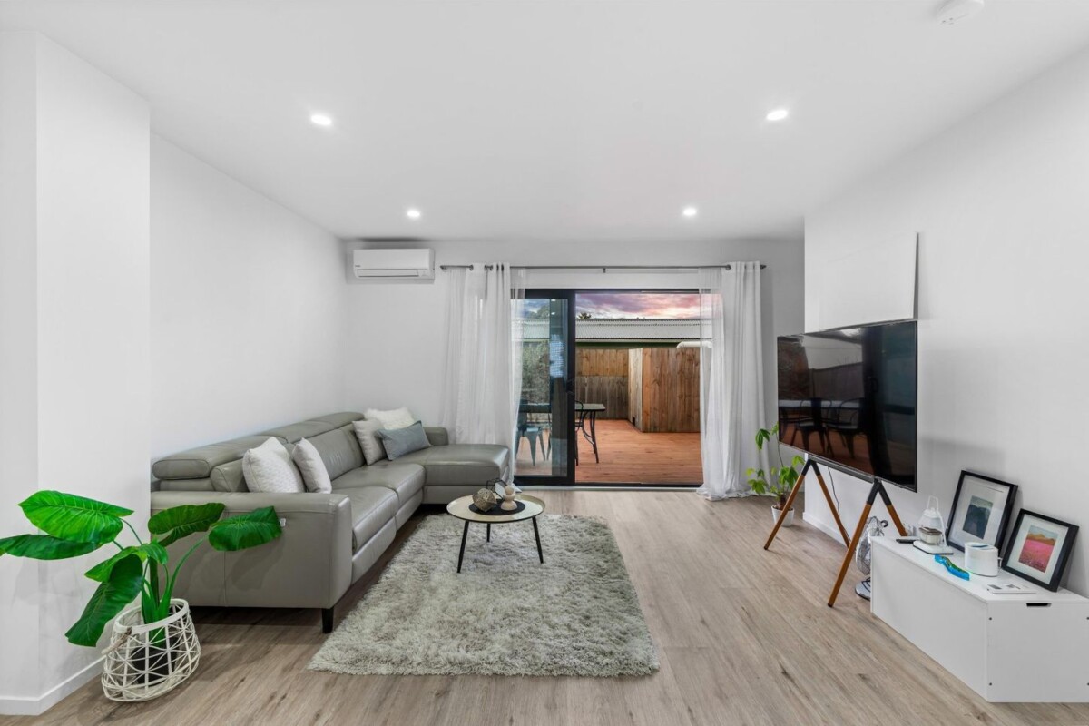 3 beds 2.5 baths home with car park, Approximately 8-minute walk to Henderson Train Station, minutes to schools, shops, 37 Eileen Newey Place, Henderson, Auckland