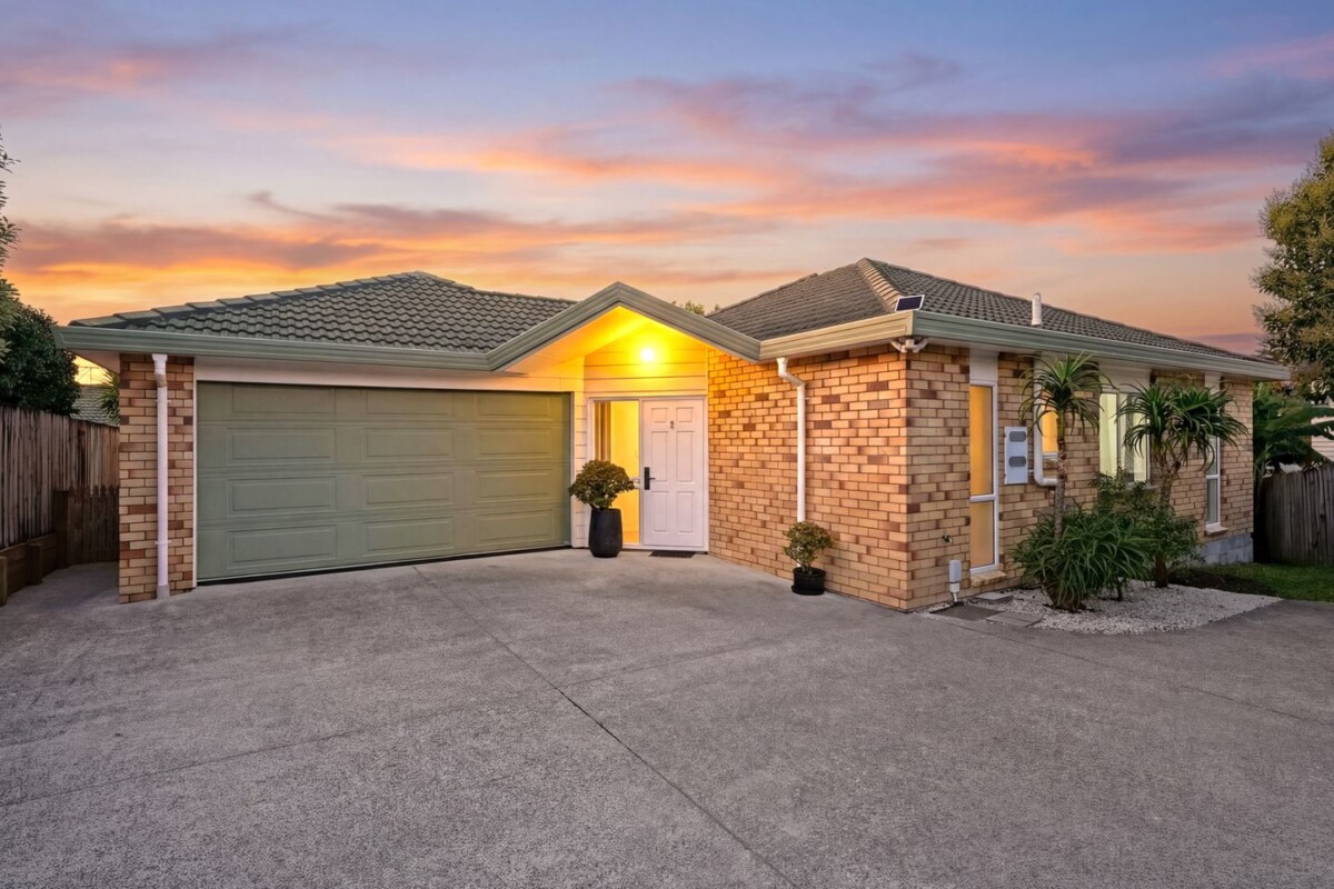 Once over a decade, Motivated owners relocate closer to the city, 140m2 brick and tile 3 beds 2 baths house on 452m2 section, Just a stone’s throw from WestCity, supermarkets, 9 Wattle Road, Sunnyvale, Auckland