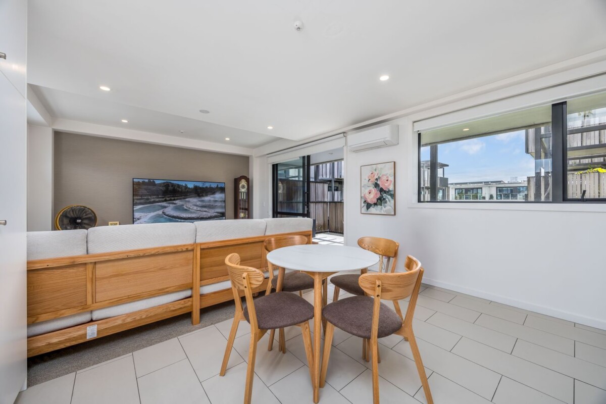 Auckland Grammar school zone, 96m2 top floor 2 beds + 1 flexi room 2 baths 1 car park apartment, Located within the award-winning 2019 Botanica Apartments, 305/30 Enfield Street, Mount Eden, Auckland