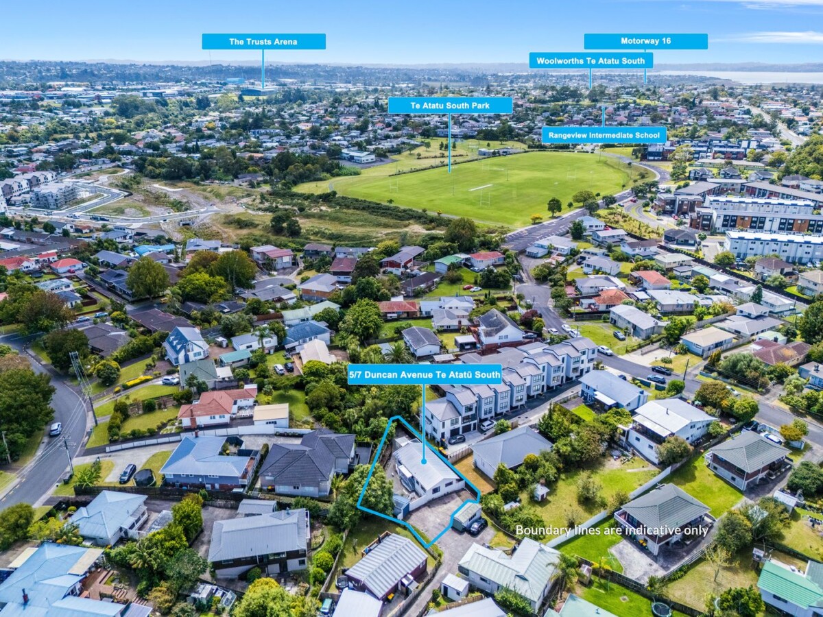 Standalone 3 beds house with garage and car parks, close to WestCity Waitakere Mall, Lincoln Road Shopping Centre, local schools, 5/7 Duncan Avenue, Te Atatu South, Auckland
