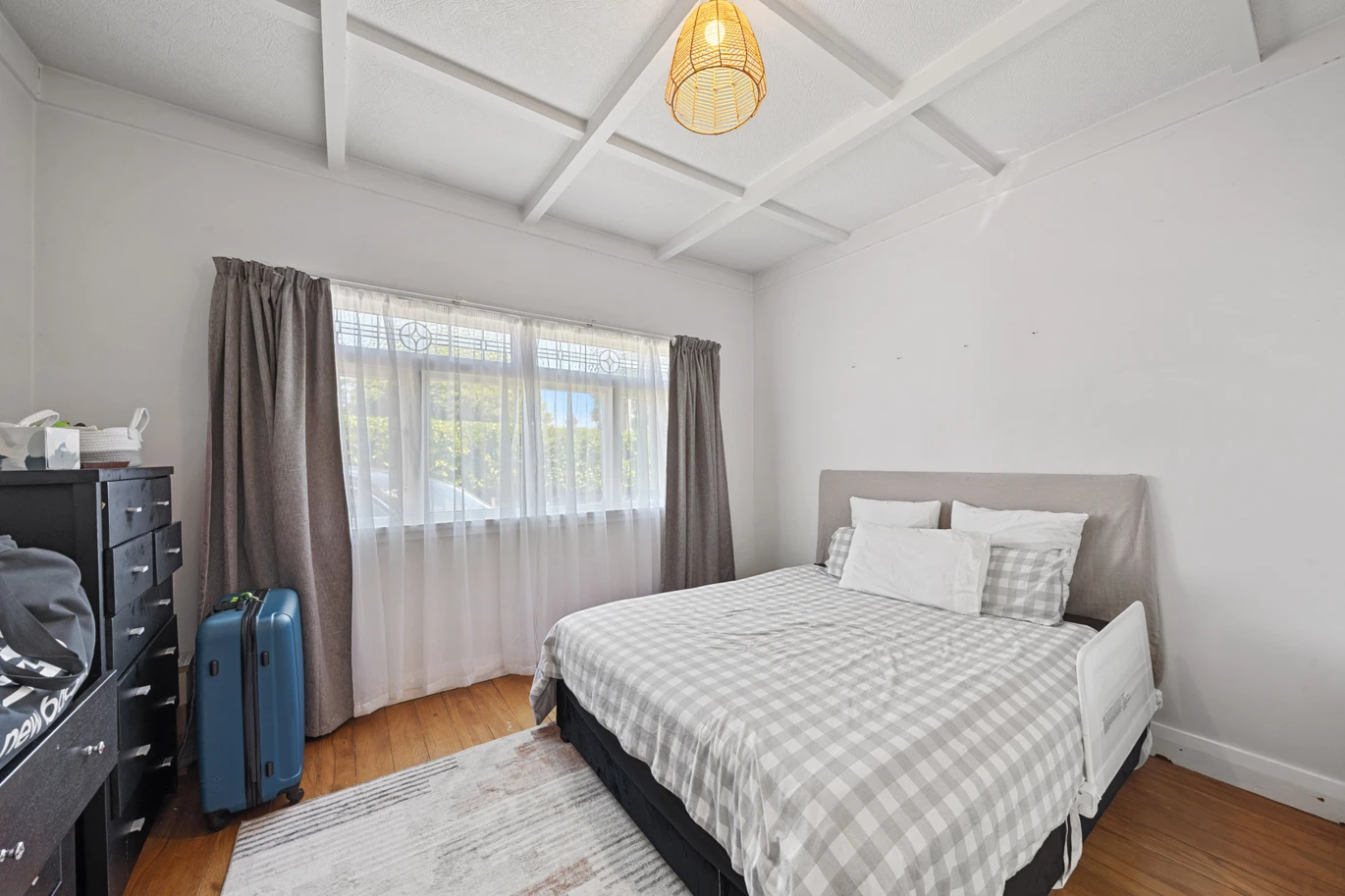 2 standalone 3-beds dwellings on one title and 675m2 section, Both homes are in great condition, minutes from Otahuhu Town Centre, close to schools, motorway access, Sylvia Park Shopping Centre, 32 Hutton Stree, Otahuhu, Auckland