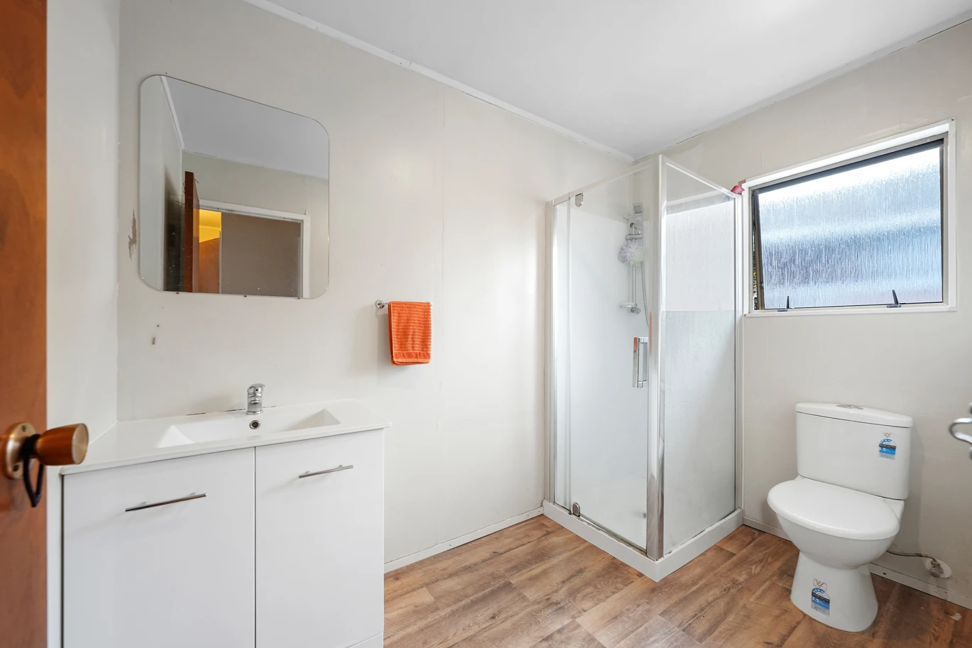 2 beds 1 bath house with garage, just moments from Papatoetoe Train Station and Papatoetoe Shopping Centre, and zoned for Kedgley Intermediate, Papatoetoe North School, and Aorere College, 1/40A Park Avenue, Papatoetoe, Auckland