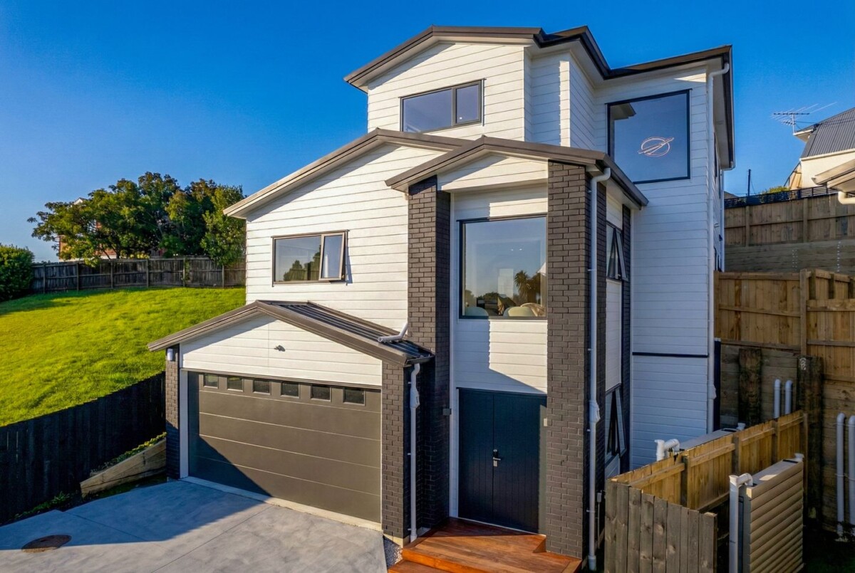 244m2 brandnew standalone freehold 4 beds 3.5 baths house with double garage, minutes from East Beach and schools, close to Remuera Golf Club, Meadowbank Shopping Centre, Lunn Avenue, and supermarkets, 20B Kissling Place, St Johns, Auckland