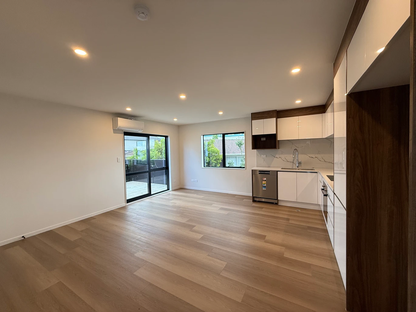 Freehold smart layout 2 beds 2.5 baths home, ground floor versatile room with 1 bath, Walk to Highland Park Shopping Centre, Zoned for Howick Primary, Howick Intermediate, and Pakuranga College, 7/24 (Lot 4) Aberfeldy Avenue, Highland Park, Auckland
