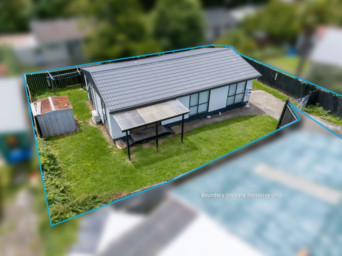 3 beds home, do-up, Just a short stroll to the rail station, 2/16 Cameron Place, Ranui, Auckland