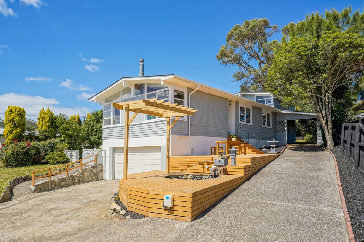 Owner’s circumstances changes, 200m2 Fully renovated and transformed 5 beds 3 baths house with double garage on 782m2 section, with 2 beds 1 bath 1 living space separate income wing, close to schools, Pak’nSave, Countdown, Mitre 10, West City Mall, and Northwest Shopping Centre, 2 Coburg Street, Henderson, Auckland