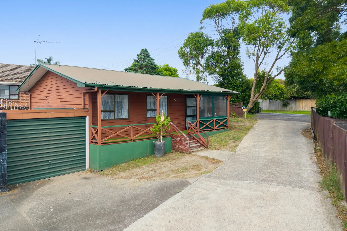 2 beds 1 bath house with garage, just moments from Papatoetoe Train Station and Papatoetoe Shopping Centre, and zoned for Kedgley Intermediate, Papatoetoe North School, and Aorere College, 1/40A Park Avenue, Papatoetoe, Auckland