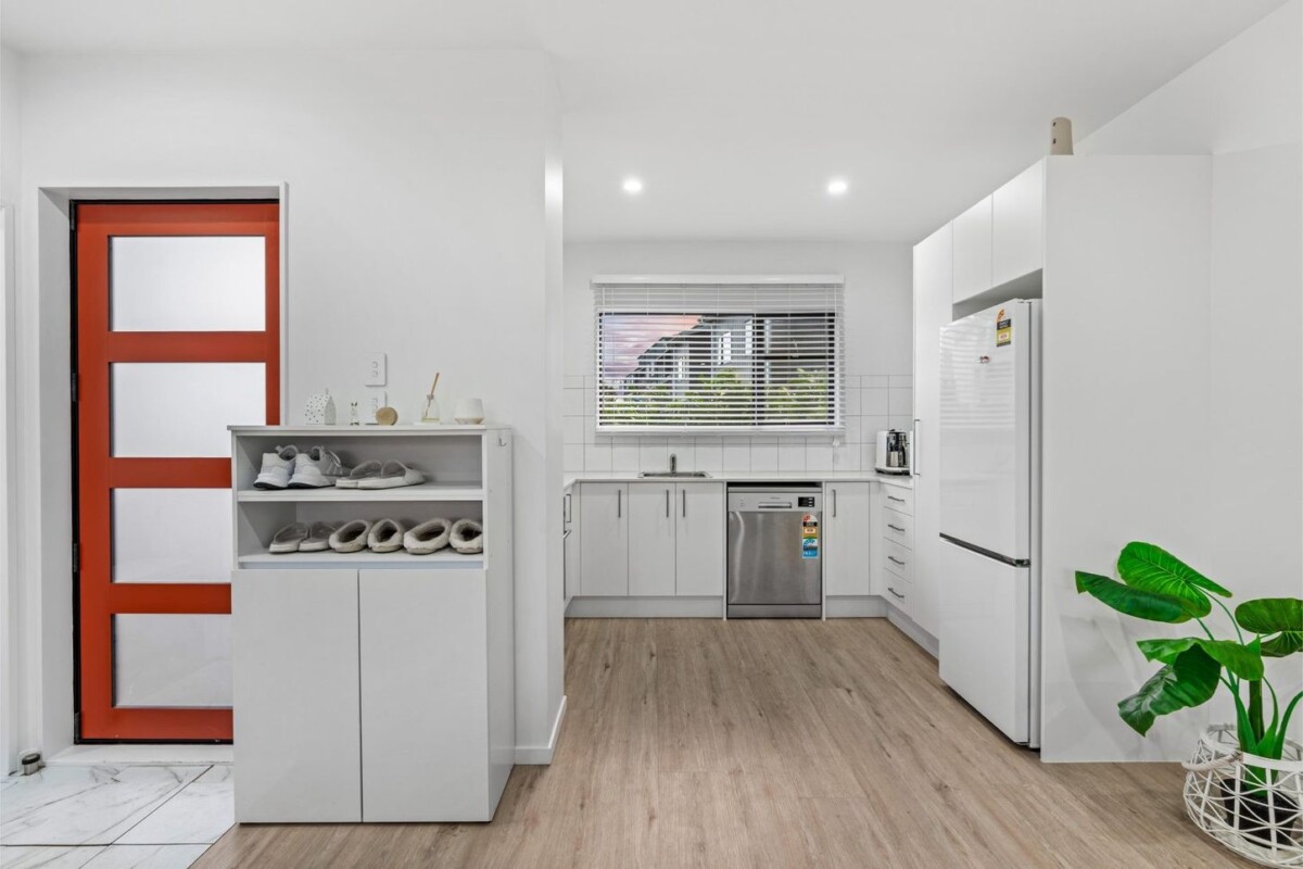 3 beds 2.5 baths home with car park, Approximately 8-minute walk to Henderson Train Station, minutes to schools, shops, 37 Eileen Newey Place, Henderson, Auckland