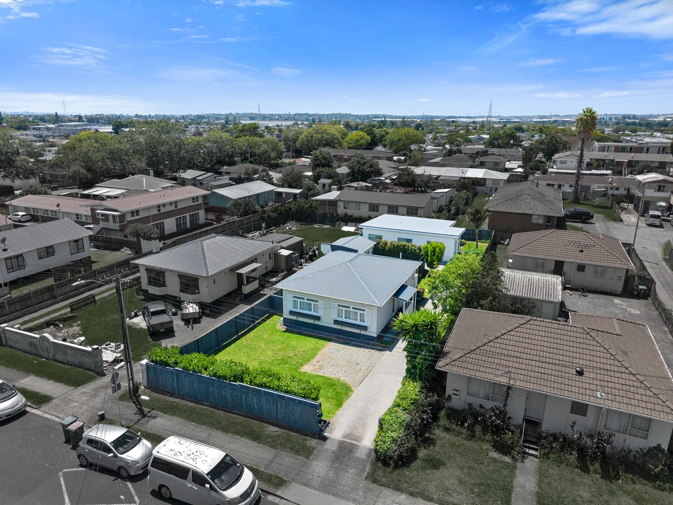 2 standalone 3-beds dwellings on one title and 675m2 section, Both homes are in great condition, minutes from Otahuhu Town Centre, close to schools, motorway access, Sylvia Park Shopping Centre, 32 Hutton Stree, Otahuhu, Auckland