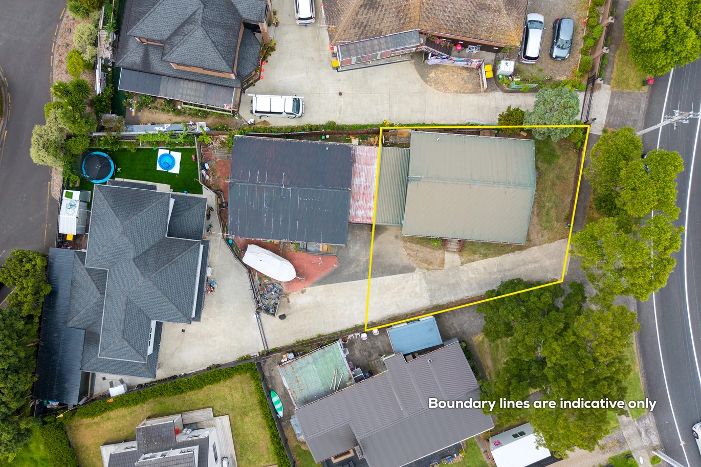 2 beds 1 bath house with garage, just moments from Papatoetoe Train Station and Papatoetoe Shopping Centre, and zoned for Kedgley Intermediate, Papatoetoe North School, and Aorere College, 1/40A Park Avenue, Papatoetoe, Auckland